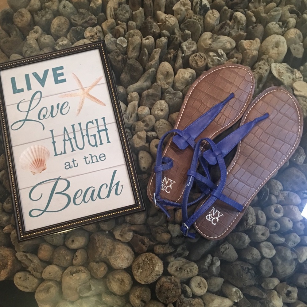 💙NY&CO - vegan leather t-strap sandals. **9.5